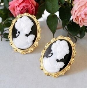 MODCLOTH CAMEO STUD EARRINGS 2